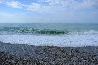 Çakıl plaj ve Gagra sahilde heyecan verici deniz.