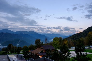 Bulutlu bir gökyüzüne karşı bir dağ tatil akşam panorama