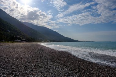 Gagra sahilinin dağları ve çakıl plajları.