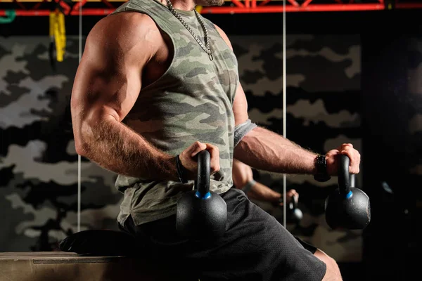 체육관에서 케틀벨이있는 남성 팽창 된 몸통과 근육 질의 팔의 클로즈업 샷 — 스톡 사진