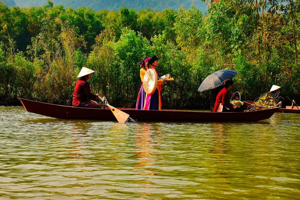 Vietnã atores em trajes tradicionais no barco — Fotografia de Stock
