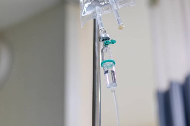 Hastanedeki hasta odasındaki sıvı torbasına bağlı damar içi seruma yakından bakın.