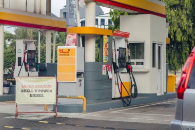 Jakarta, Endonezya - 17 Eylül 2025: Güney Jakarta 'daki deniz kabuğu benzin istasyonu