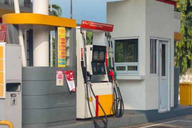 Jakarta, Endonezya - 17 Eylül 2025: Bir benzin istasyonunda yakıt pompası