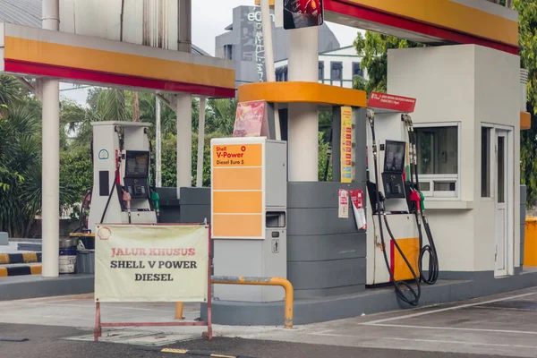 Jakarta, Endonezya - 17 Eylül 2025: Güney Jakarta 'da terk edilmiş bir Shell benzin istasyonu