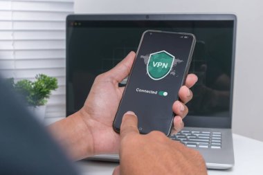 Akıllı telefonda VPN kullanan bir adam. İnternet güvenliği ve sanal özel ağ kavramı.