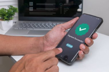 Akıllı telefonunu kullanarak online alışveriş yapan bir adam. Dijital çevrimiçi ödeme ve finansal işlem başarı kavramı.