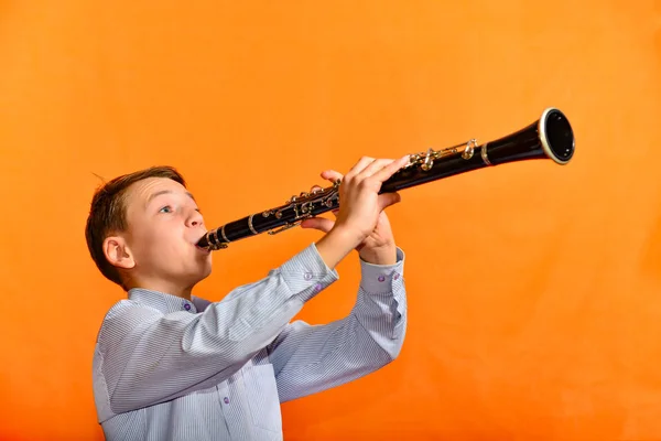 Menino Executa Uma Peça Música Escola Música Clarinete — Fotografia de Stock