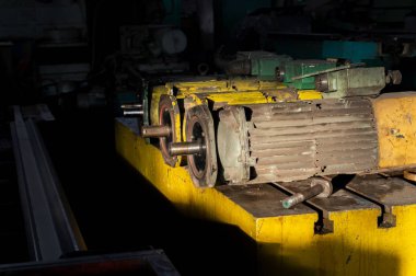 Endüstriyel malzemelerin bir depoda yedek eski elektrik motorları