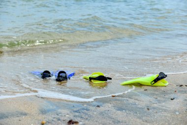 Sahilde su dalış için sarı ve mavi palet yalan