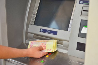 Kız ATM nakit kredi kartı ile geri çekiyor