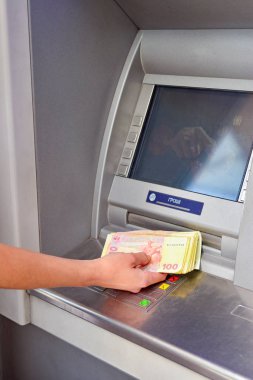 Kız ATM nakit kredi kartı ile geri çekiyor