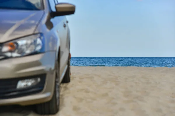 Modré Moře Pobřeží Pozadí Auto Které Stojí Písku — Stock fotografie