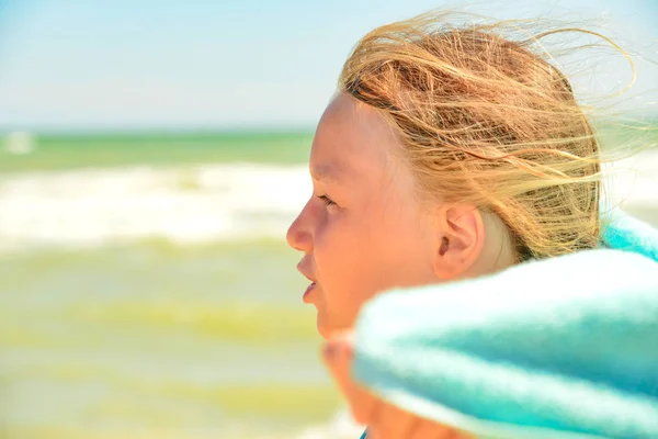 Nastolatek Dziewczyna Stoi Plaży Ręcznikiem Raduje Się — Zdjęcie stockowe