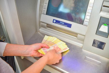 ATM kız Ukrayna para Kredi kartındaki hryvnia kaldırır