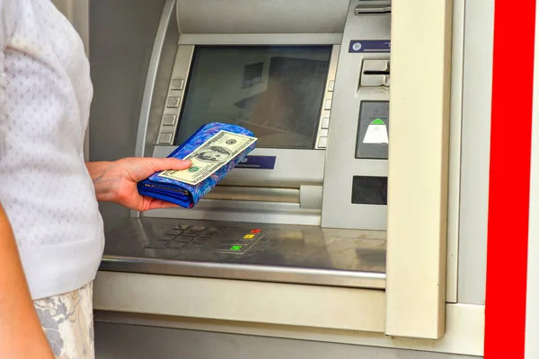Tyttö Automaatilla Nostaa Dollareita Luottokortilla Amerikkalaista Rahaa — kuvapankkivalokuva