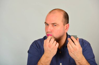 Güzel ve seksi adam dört gözle ve gözleri ile flört dudaklarını makyaj ile