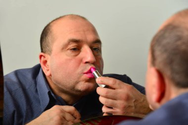 Yetişkin Amca boyalar dudaklarında bir Güzellik Salonu Makyaj uygulanır