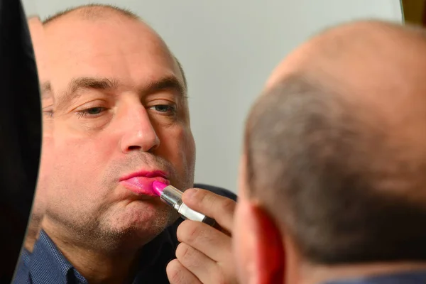 Adult Uncle Paints Lips Beauty Salon Applies Makeup — Stock Photo, Image