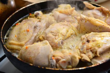 Baharat ile yağda bir tavada kızarmış tavuk.