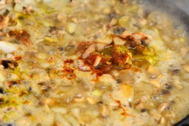 Baharat tavada haşlanmış mantar