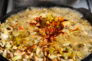 Baharat tavada haşlanmış mantar