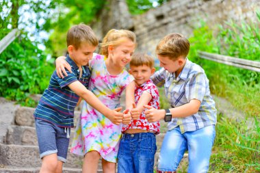 Parkta oynayan neşeli çocuklar.