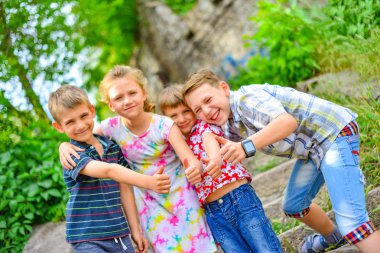 Parkta oynayan neşeli çocuklar.