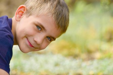 Doğa yakın bir çocuk portresi.