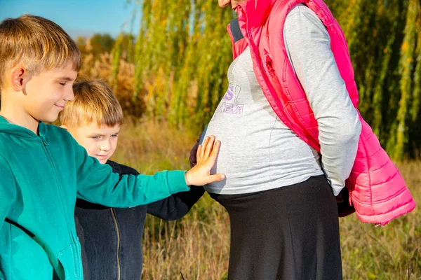 Bambini Toccano Con Mani Ventre Grande Della Madre Incinta Mentre — Foto Stock