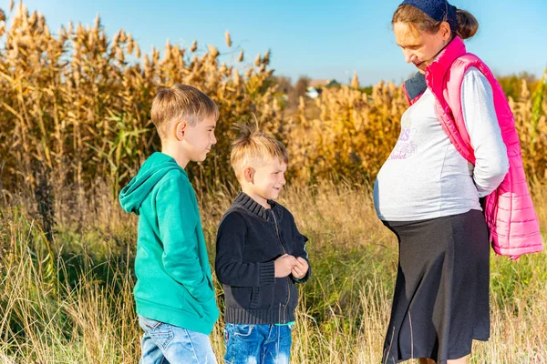 Due Fratellini Stanno Guardando Pancia Grande Una Madre Incinta Una — Foto Stock