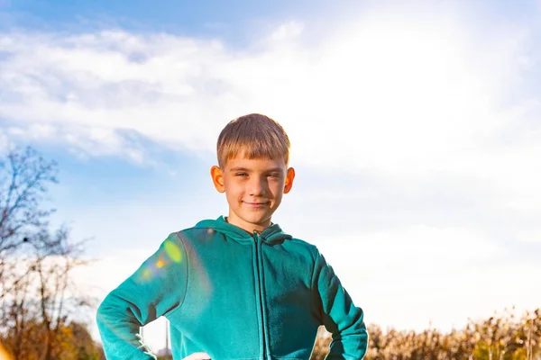 Мальчик Природе Позирует Перед Камерой Фоне Голубого Неба Облаков — стоковое фото