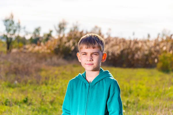 Pojke Naturen Poserar För Kameran — Stockfoto