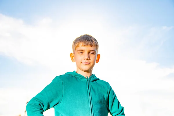 Jongen Natuur Poses Voor Camera Tegen Blauwe Hemel Wolken — Stockfoto