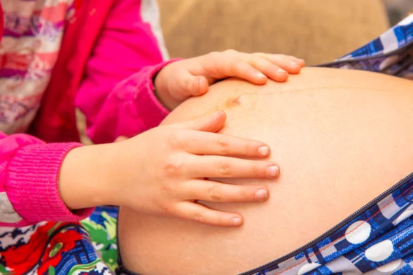 Ragazza Tenendo Sua Grande Mamma Incinta — Foto Stock