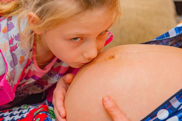 Ragazza Baciare Pancia Una Madre Incinta — Foto Stock