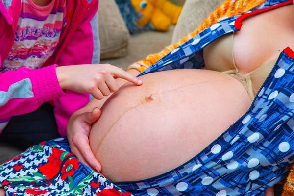 Ragazza Tenendo Sua Grande Mamma Incinta — Foto Stock