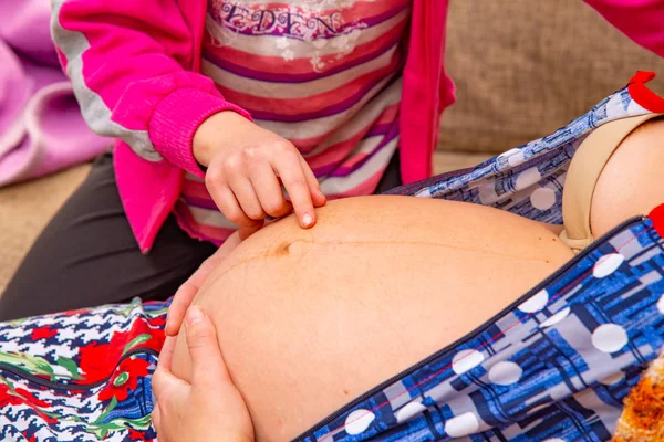 Ragazza Tenendo Sua Grande Mamma Incinta — Foto Stock