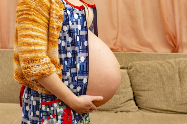 Foto Una Donna Incinta Con Una Grande Pancia Nella Stanza — Foto Stock