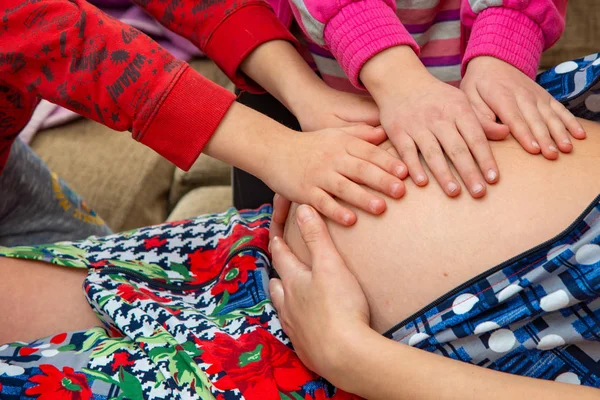 Fratello Sorella Accanto Una Mamma Incinta — Foto Stock