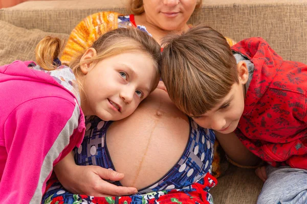 Bruder Und Schwester Neben Einer Schwangeren Mutter — Stockfoto