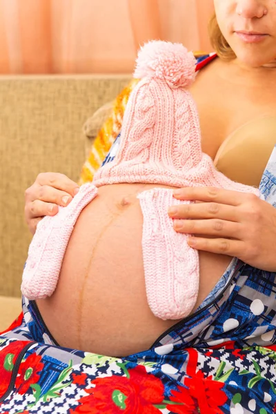 Ragazza Incinta Mantiene Cose Maglia Bambino Sul Suo Stomaco — Foto Stock