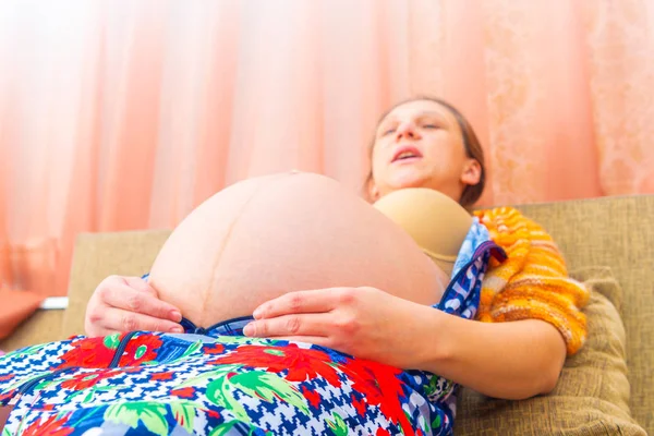 Duży Brzuch Kobiety Ciąży Widok Dołu Szerokokątny Zdjęcie — Zdjęcie stockowe