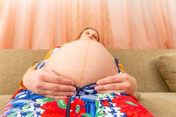 Grande Pancia Una Donna Incinta Vista Dal Basso Foto Grandangolare — Foto Stock