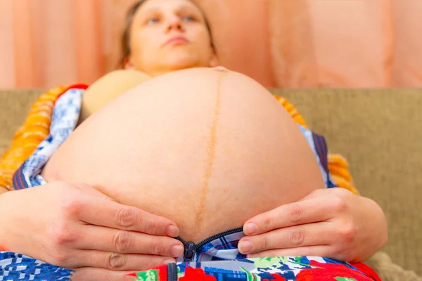 Duży Brzuch Kobiety Ciąży Widok Dołu Szerokokątny Zdjęcie — Zdjęcie stockowe