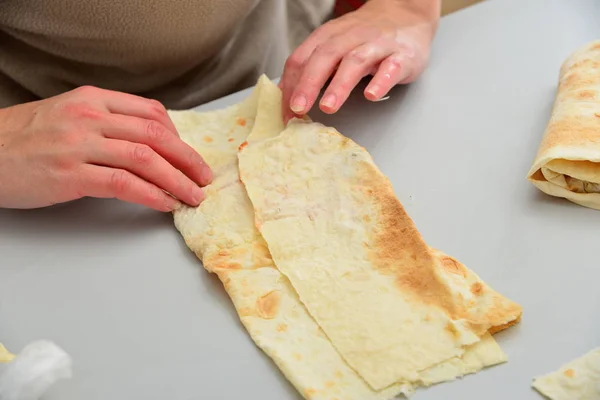 Cozinheiro Envolve Pão Pita Com Carne Ketchup Maionese — Fotografia de Stock