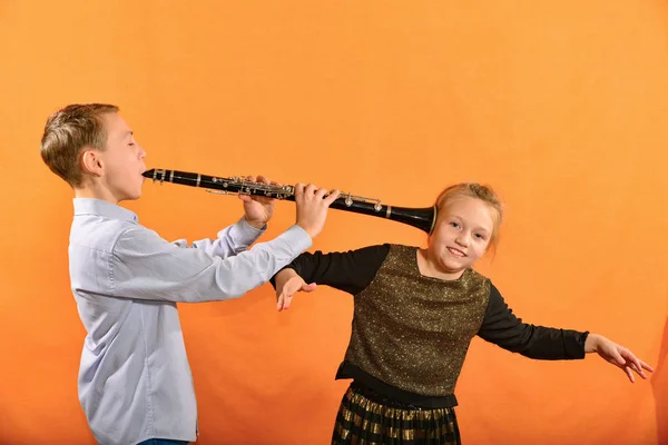 Rapaz Toca Clarinete Ouvido Rapariga Rapariga Indignada Acena Lhe Braços — Fotografia de Stock