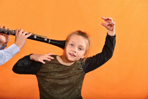 Rapaz Toca Clarinete Ouvido Rapariga Rapariga Indignada Acena Lhe Braços — Fotografia de Stock