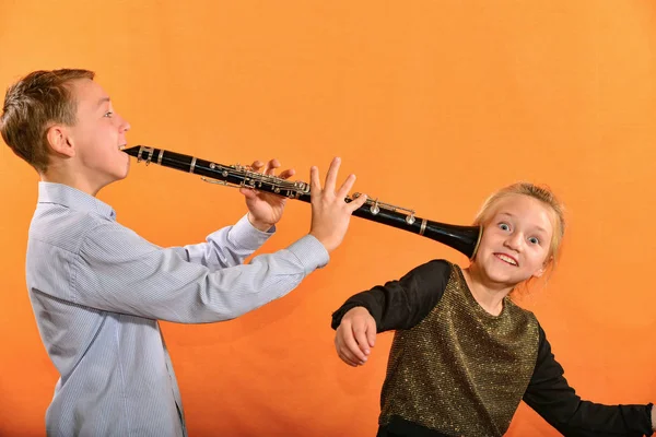 Garçon Joue Clarinette Dans Oreille Fille Fille Indignée Agite Ses — Photo