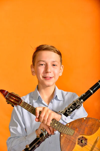 Niño Sostiene Dombra Clarinete —  Fotos de Stock